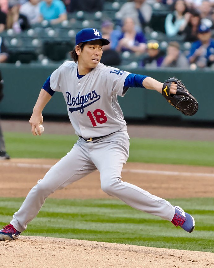 ドジャース時代に投球する前田健太（背番号18）
