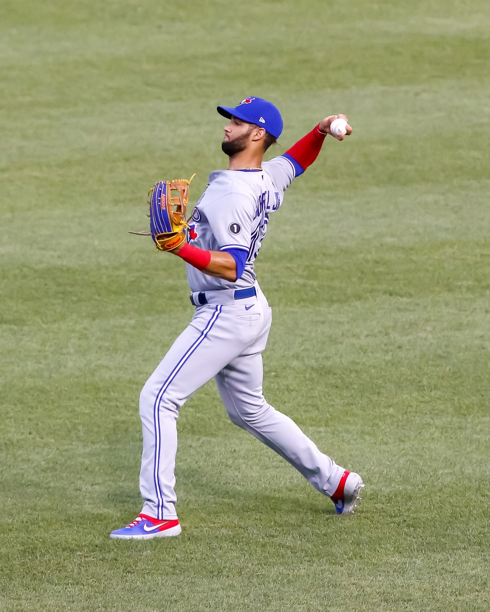 Lourdes Gurriel Jr. throwing from the outfield in a Toronto Blue Jays uniform in 2020.