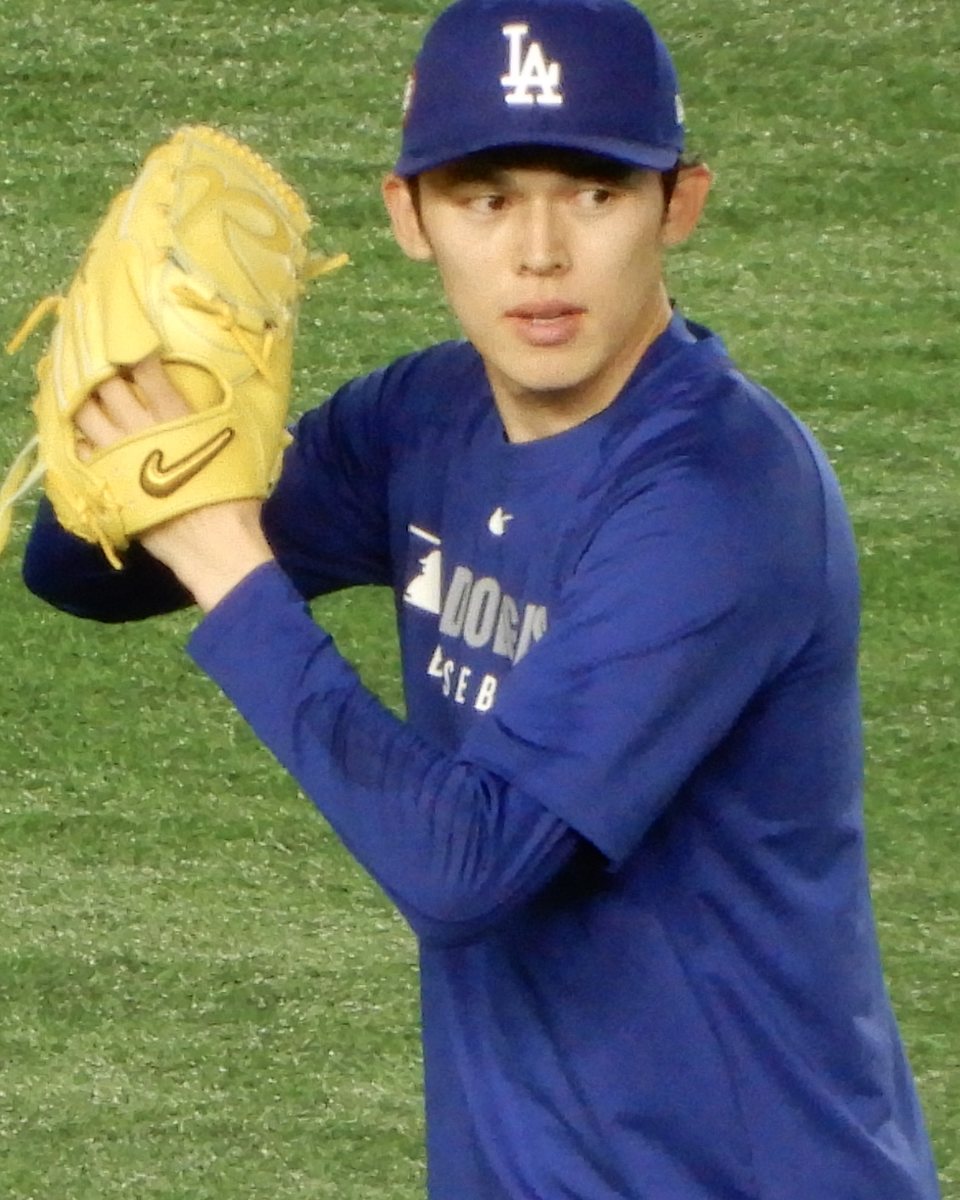 Roki Sasaki warming up