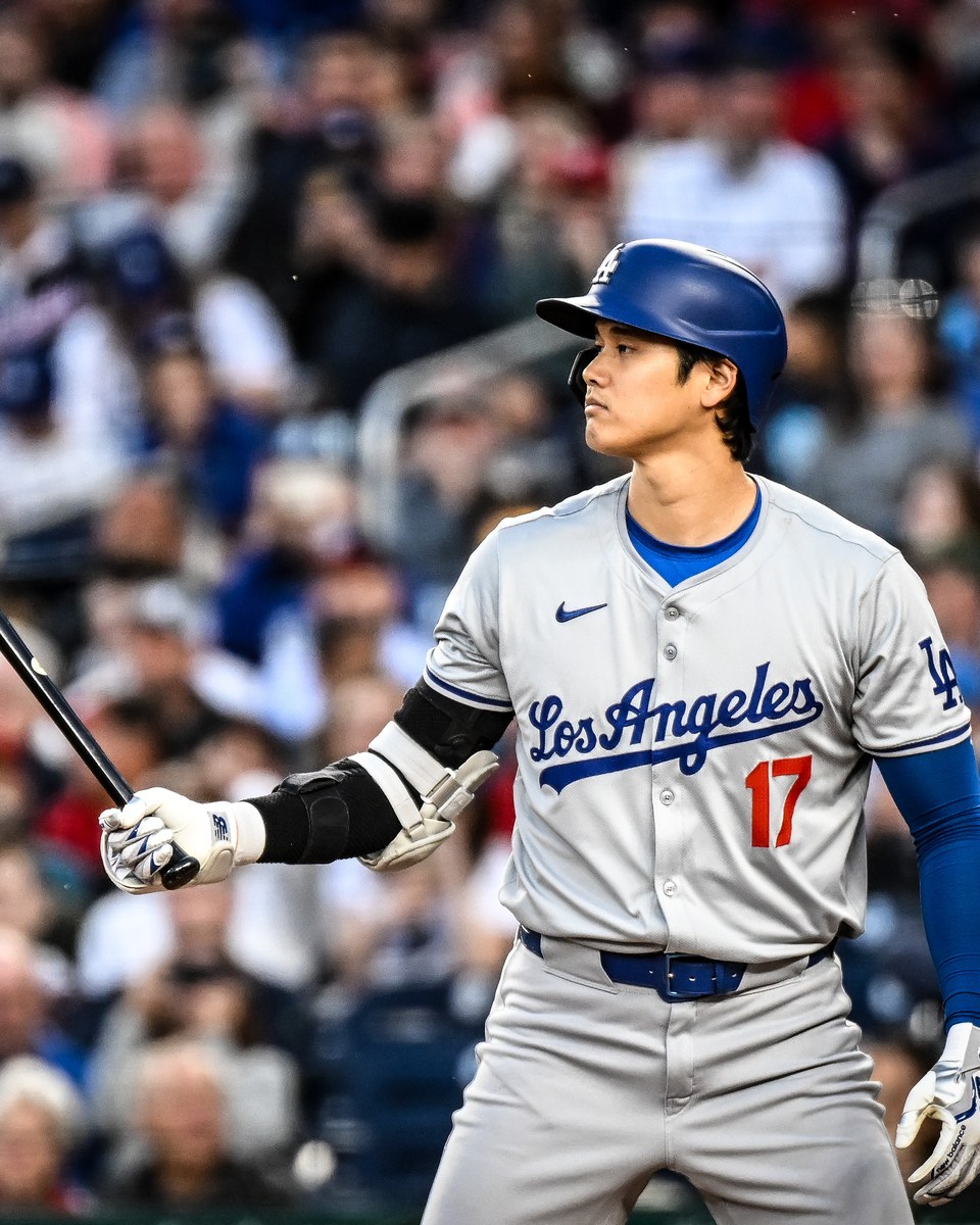 ドジャース時代に打席へ向かう大谷翔平（背番号17）